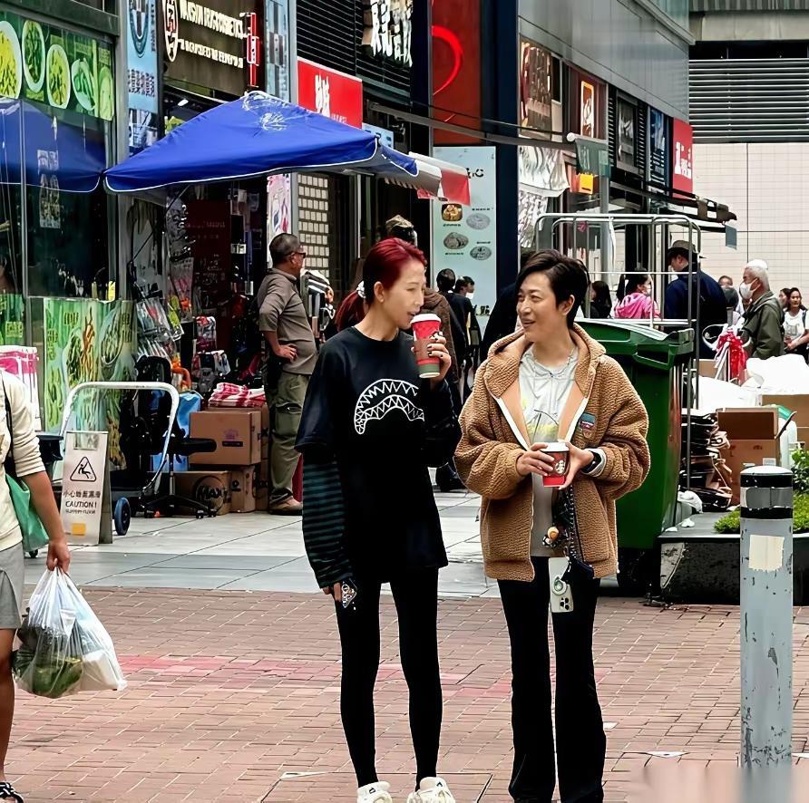 香港的女明星全无偶像包袱，格外接地气，怎么舒服怎么来，主打一个自己开心就好。你瞧