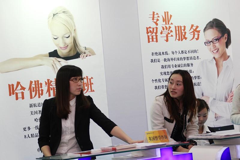 前阵子听在杭州做留学中介的朋友吐槽，近半个月他接了快二十位特殊客户，全是之前在本