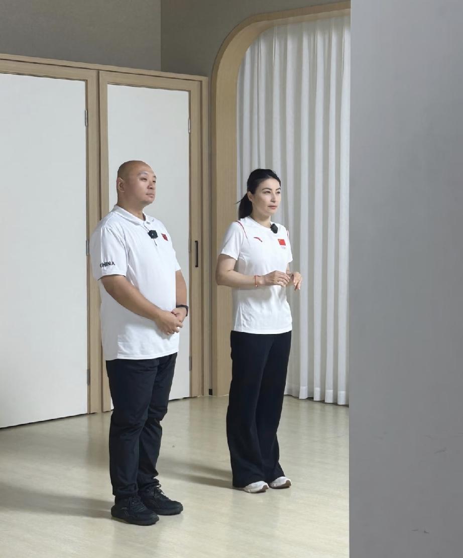 7月24日，郭晶晶现身广州一家武馆练习八段锦，开始养生了，她穿了一身休闲服，皮肤