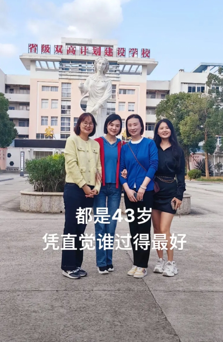 黄衣操碎了心，红衣家庭和睦，蓝衣功成名就，黑衣也是操劳。