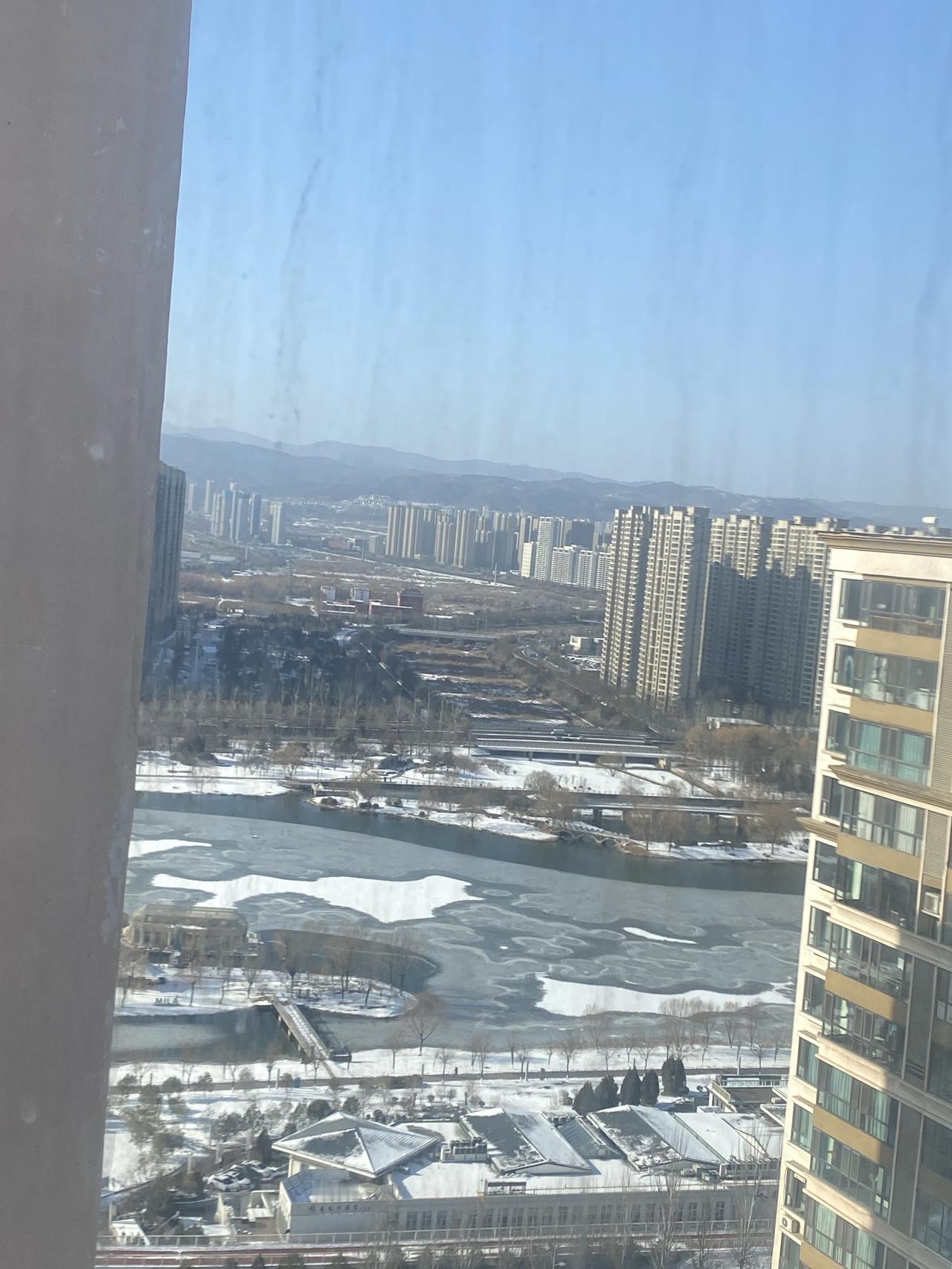 太原的汾河才结了点冰，结冰期越来越短，现在节令是大雪，离立春只仅五十多天。这几年