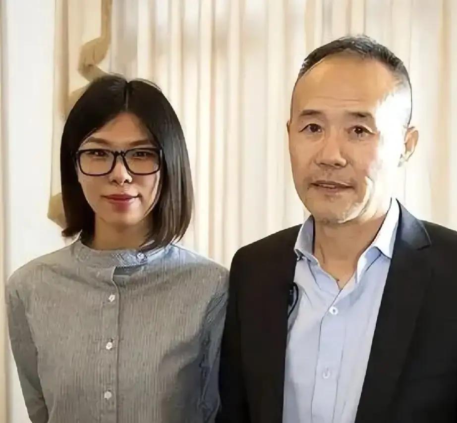 王石73岁还在给三岁女儿读绘本，田朴珺拍视频说“他是最温柔的老爸”画面里老王头发