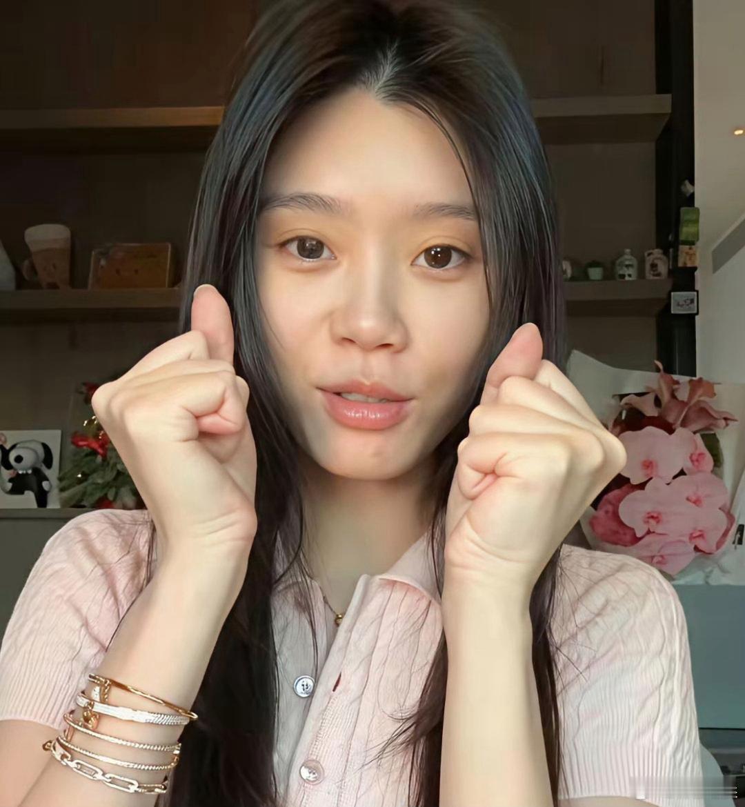 奚梦瑶素颜大方出镜，素颜状态干净清爽，气质温柔恬静。