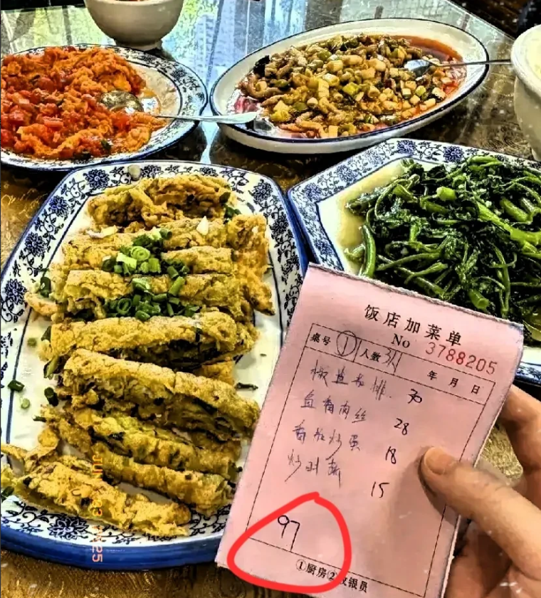 被外面的菜价狠狠上了一课！昨天六一带孩子出去玩，随便钻进一家小饭馆点菜，结账时差