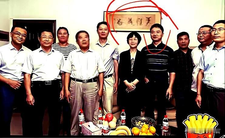 网友发布的一幅照片，我们江苏宿迁老乡刘强东与一群人的办公室合影，上方挂的南京书法