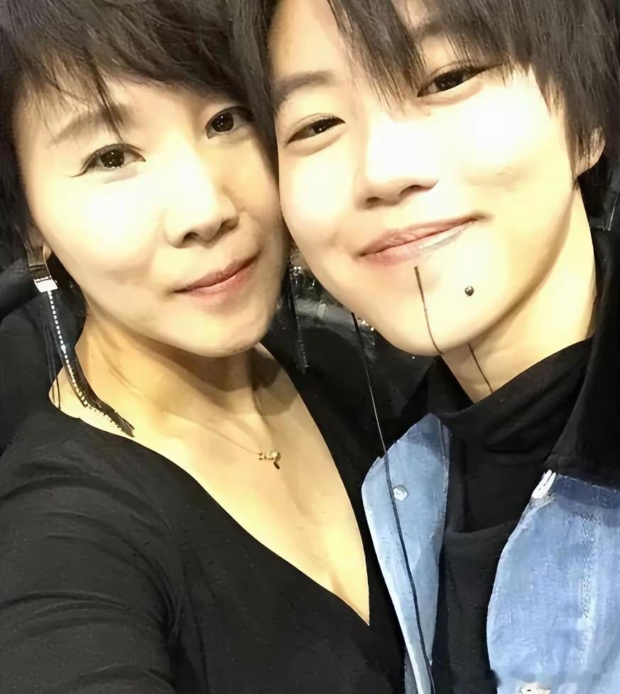 李亚鹏曾在直播中提到窦靖童每周都会他打一个视频电话。窦靖童真是一个天使。她爱身边的每一个人。父亲、母