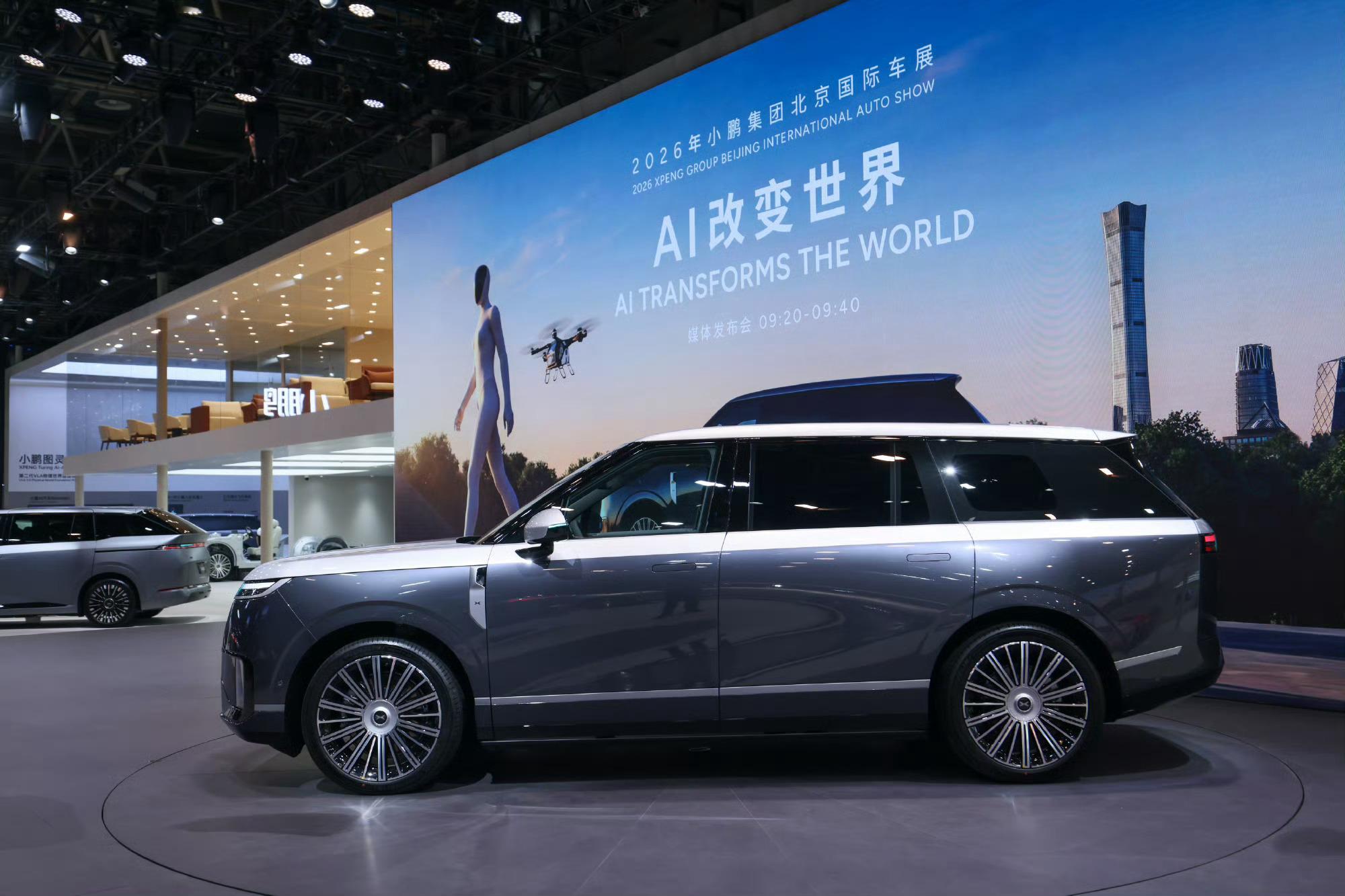 小鹏GX高定色叫“昆仑云境”，银灰双拼，腰线分割。的确是GX最好看的颜色～小鹏G