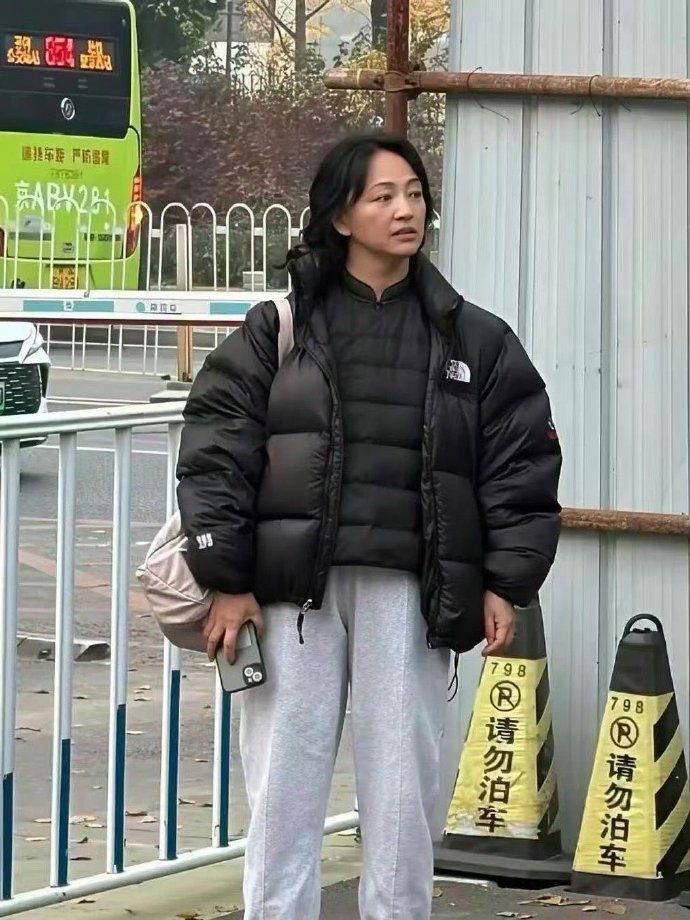 我怀疑我碰到大明星了！这人看起来很眼熟，想了半天就是想不起她名字，有认识的吗？