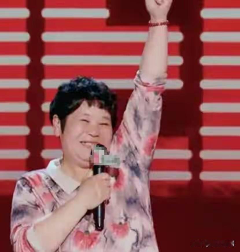 51岁脱口秀演员房主任，把被家暴三十年的苦写进段子爆红，巡演票从80元炒到100