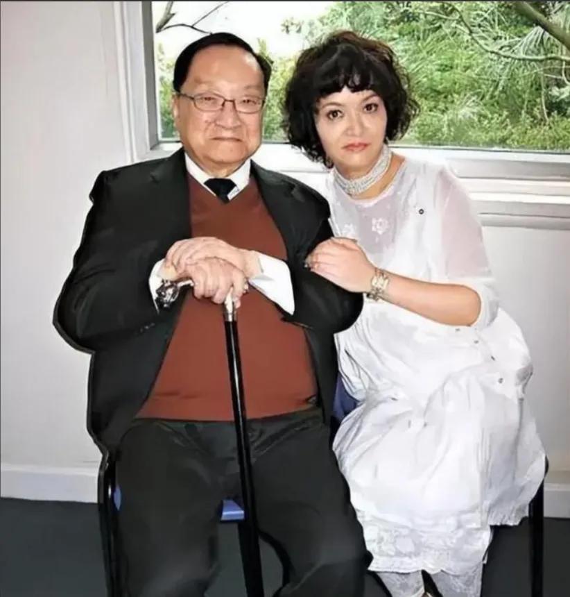 1976年，52岁的金庸爱上16岁女招待。他想要和妻子离婚，妻子说：“可以，但是