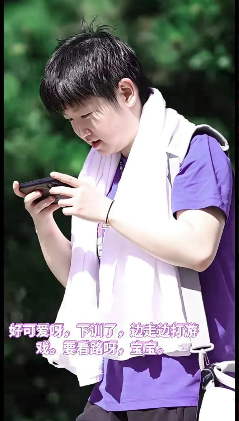 阳光下的可爱莎莎，边走边打游戏，萌化啦！莎莎这次也是彻底放飞自我了肉眼可见的