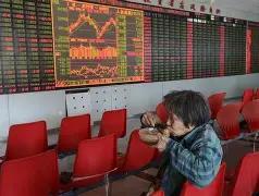 一位股友天天亏钱，每天盯盘又累又花时间，根本做不了其他。他有一天忽发奇想，准备用