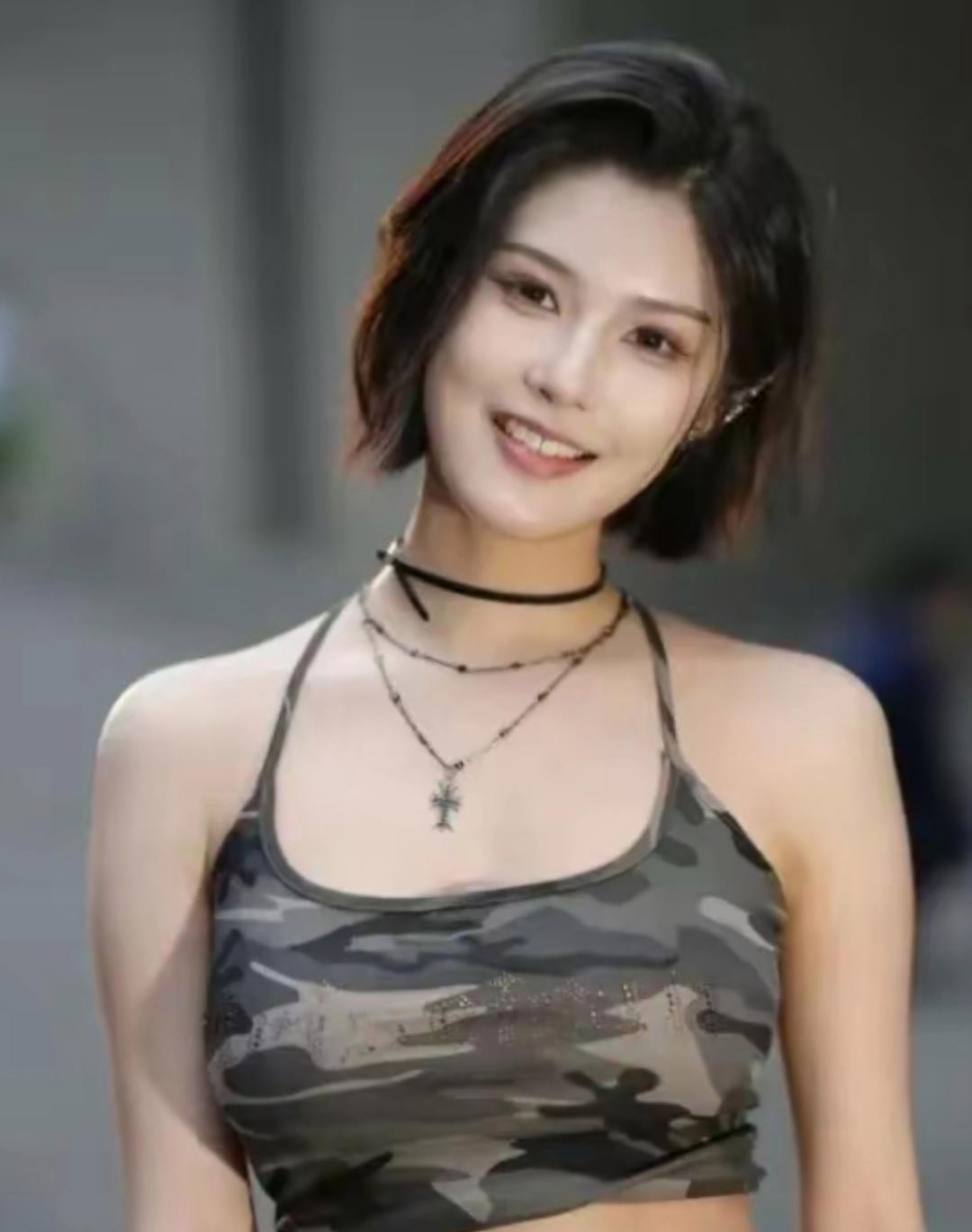 程儿:百万粉丝车模，怎么拍都好看，气场十足，身材与颜值并存。
