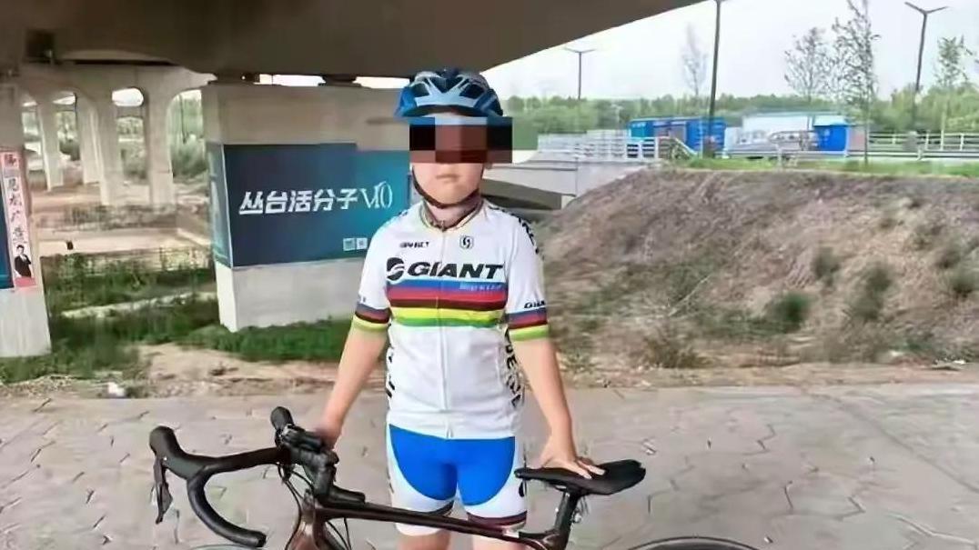 骑行悲剧:球球爸为何退回20万赔偿,坚持拒绝和解?
