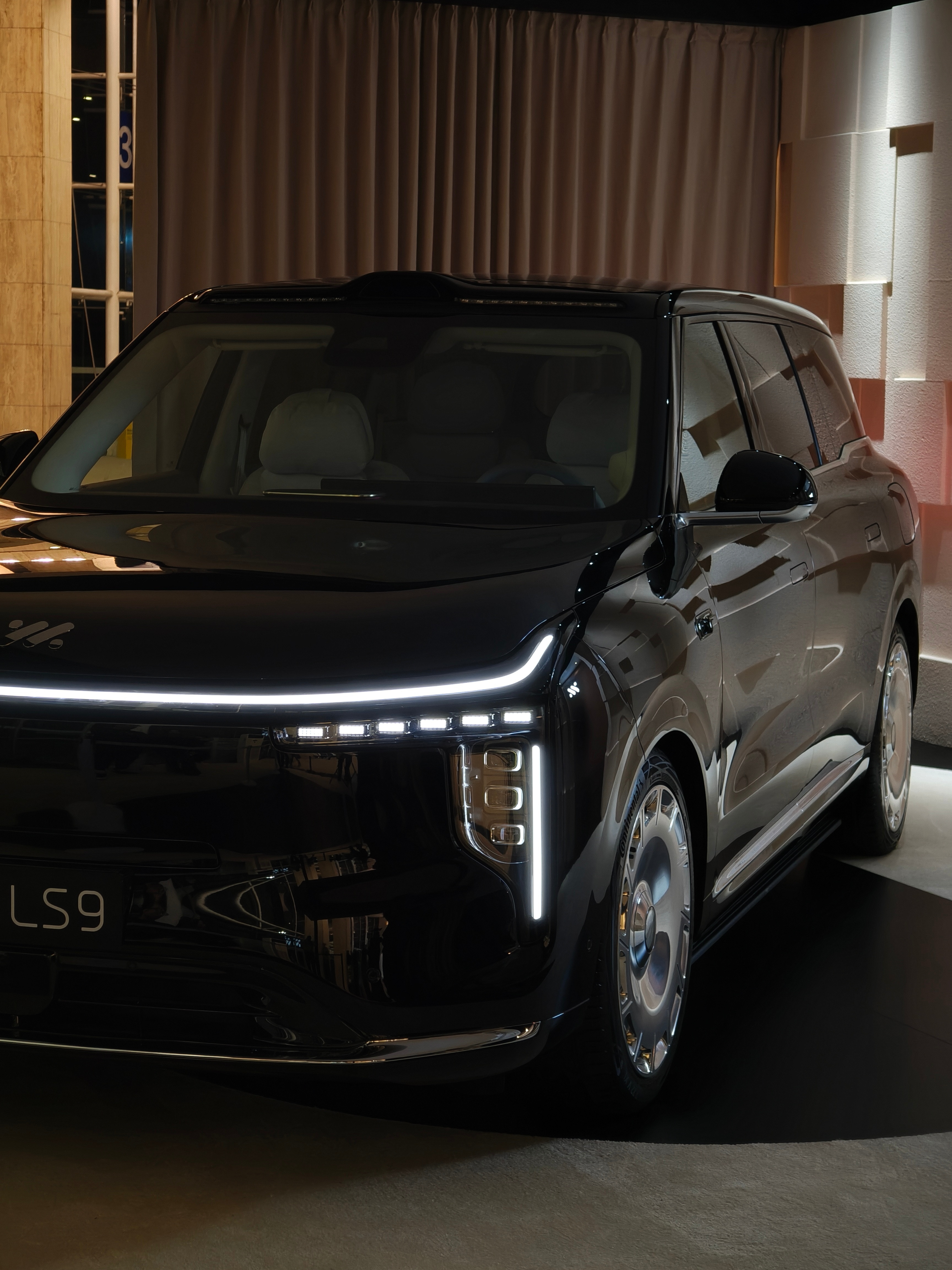 智己LS9在这个价位上，就是豪华感最强的那台车了，没有之一，豪华家用车有很多，但