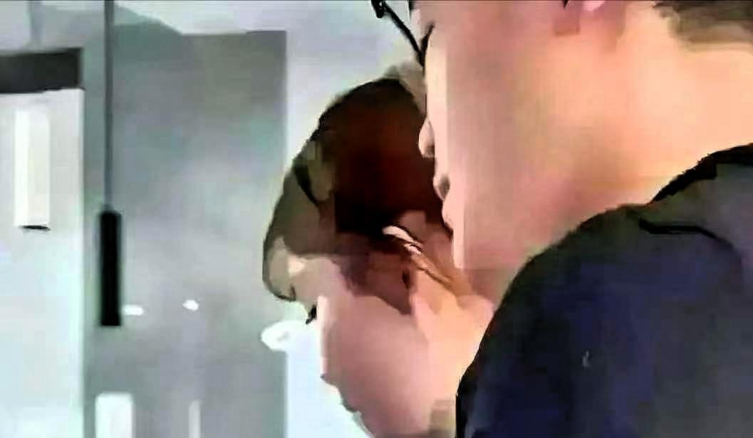 浙江绍兴，一对小情侣刚做完婚检，还在笑着商量挑哪个日子去领证。准婆婆也十分满意，