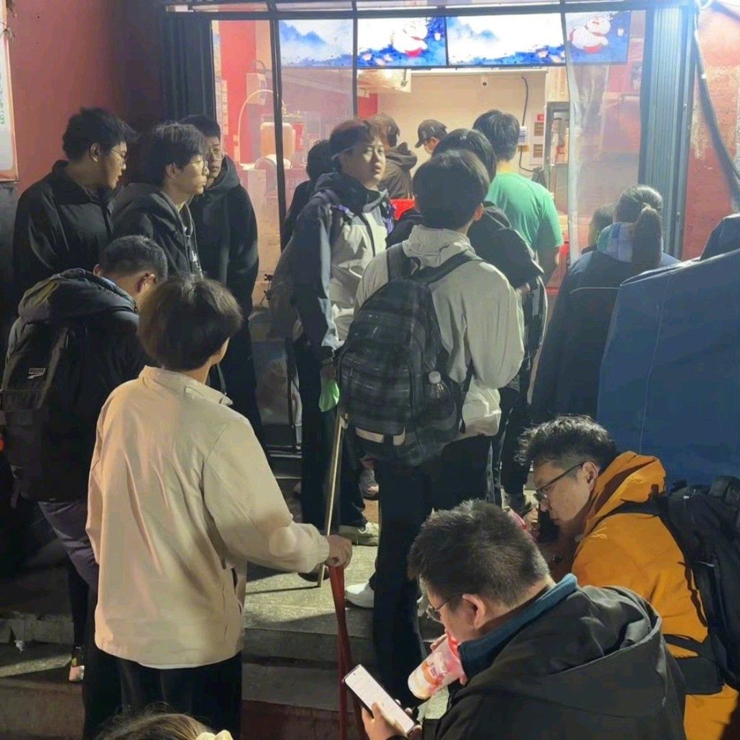 五一爬泰山的游客大概都有个共同记忆：凌晨两点的山顶，风刮得人直打哆嗦，台阶上挤满