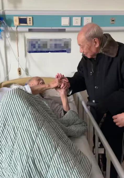 95岁老人去医院看92岁老同学，出门前仔细翻出成对的袜子：他还记得年轻时候一起唱