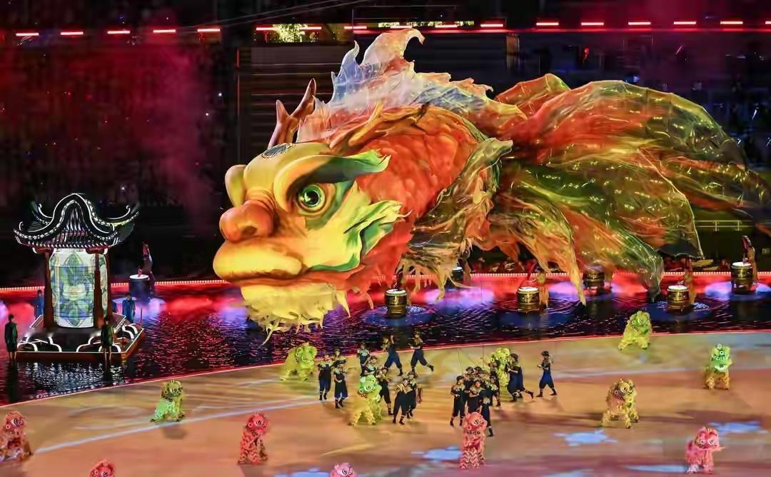 中华人民共和国第十五届运动会在广东省奥林匹克体育中心盛大开幕。开幕式上，100头