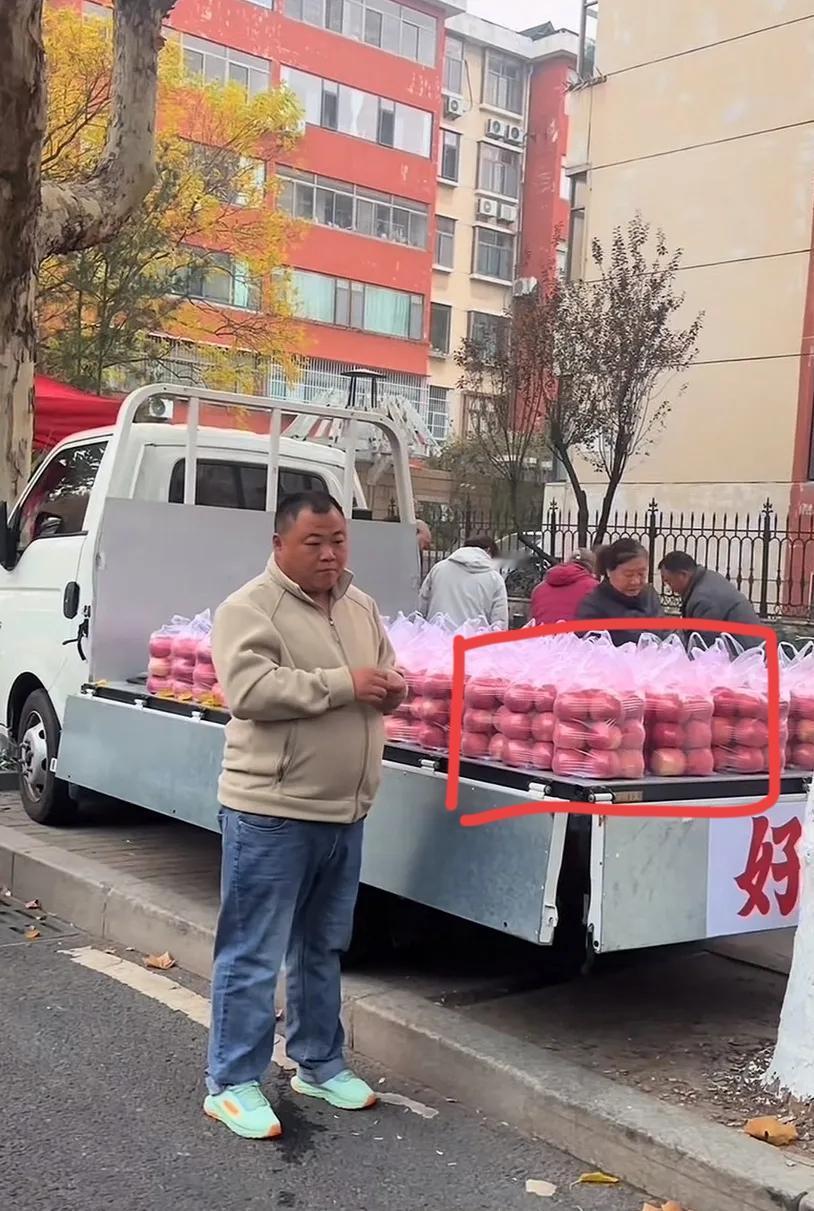 我问我山东淄博的大学同学你去买苹果哥的苹果了吗？听说摆放得很整齐，他兴奋地