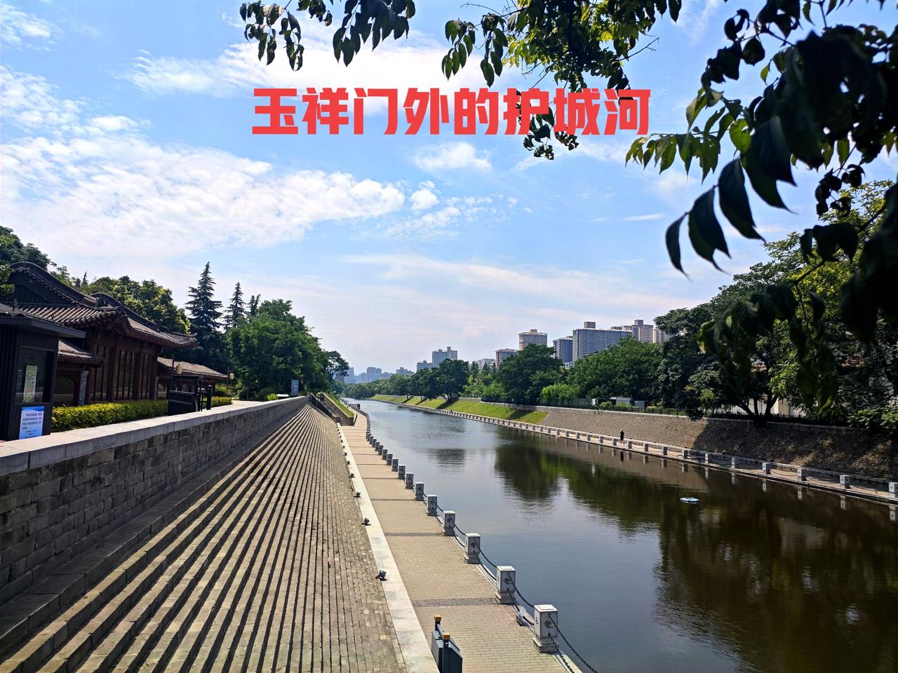 顺城巷里看城门西安的古城墙，是最西安的标志性建筑之一，自从上世纪八十年代开始