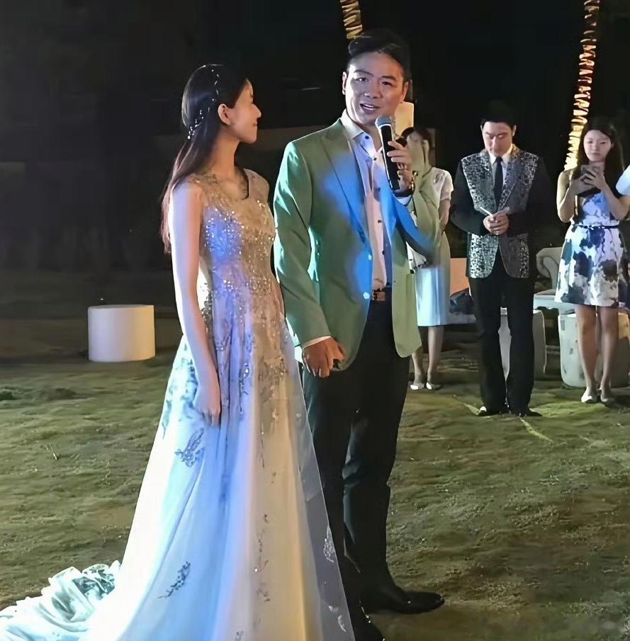 刘强东当年结婚时，看起来真的幸福感满满。