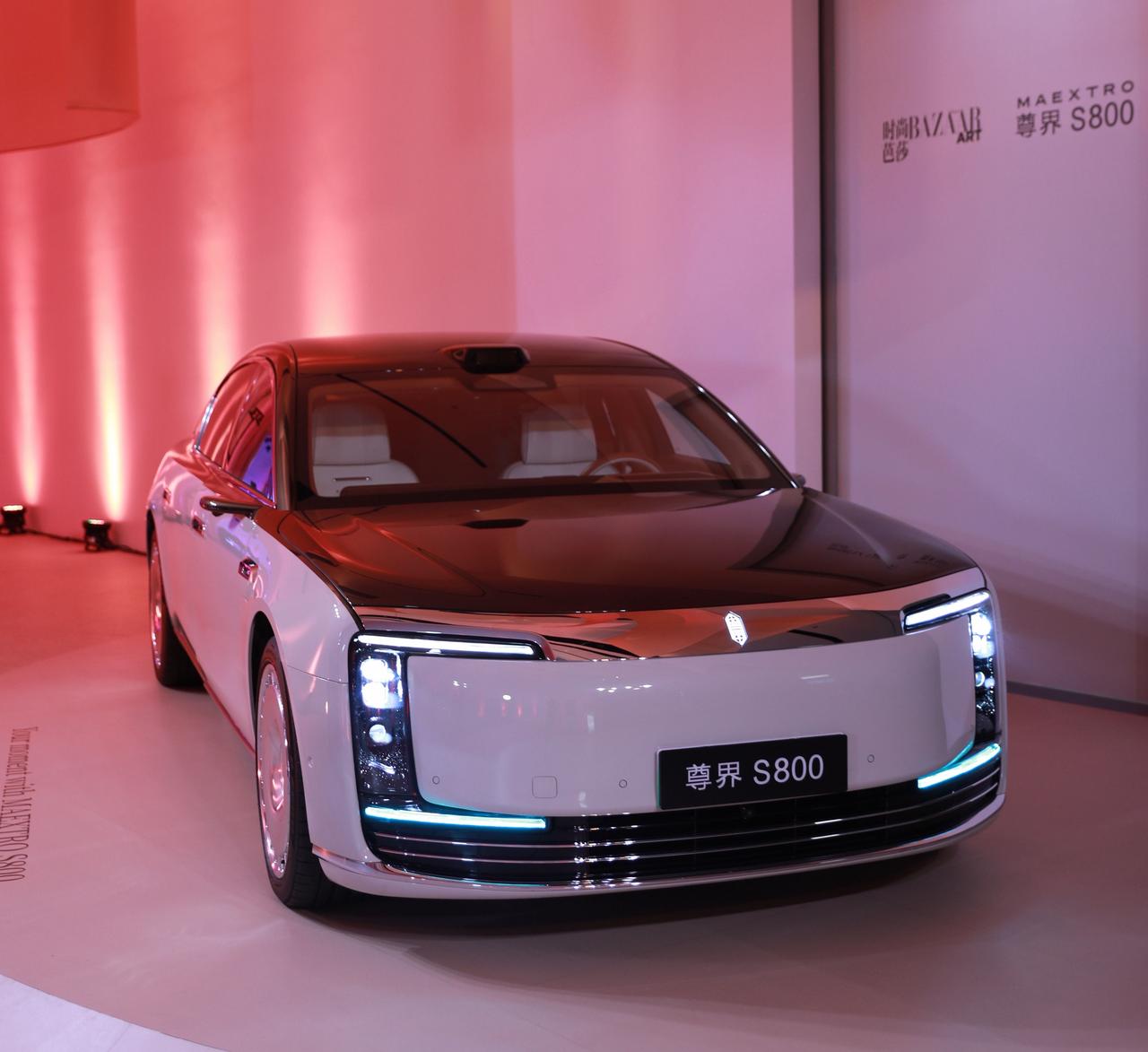 前段时间李连杰入手智界R7送给女儿，现在自己去提了尊界S800，一家子都是鸿蒙智