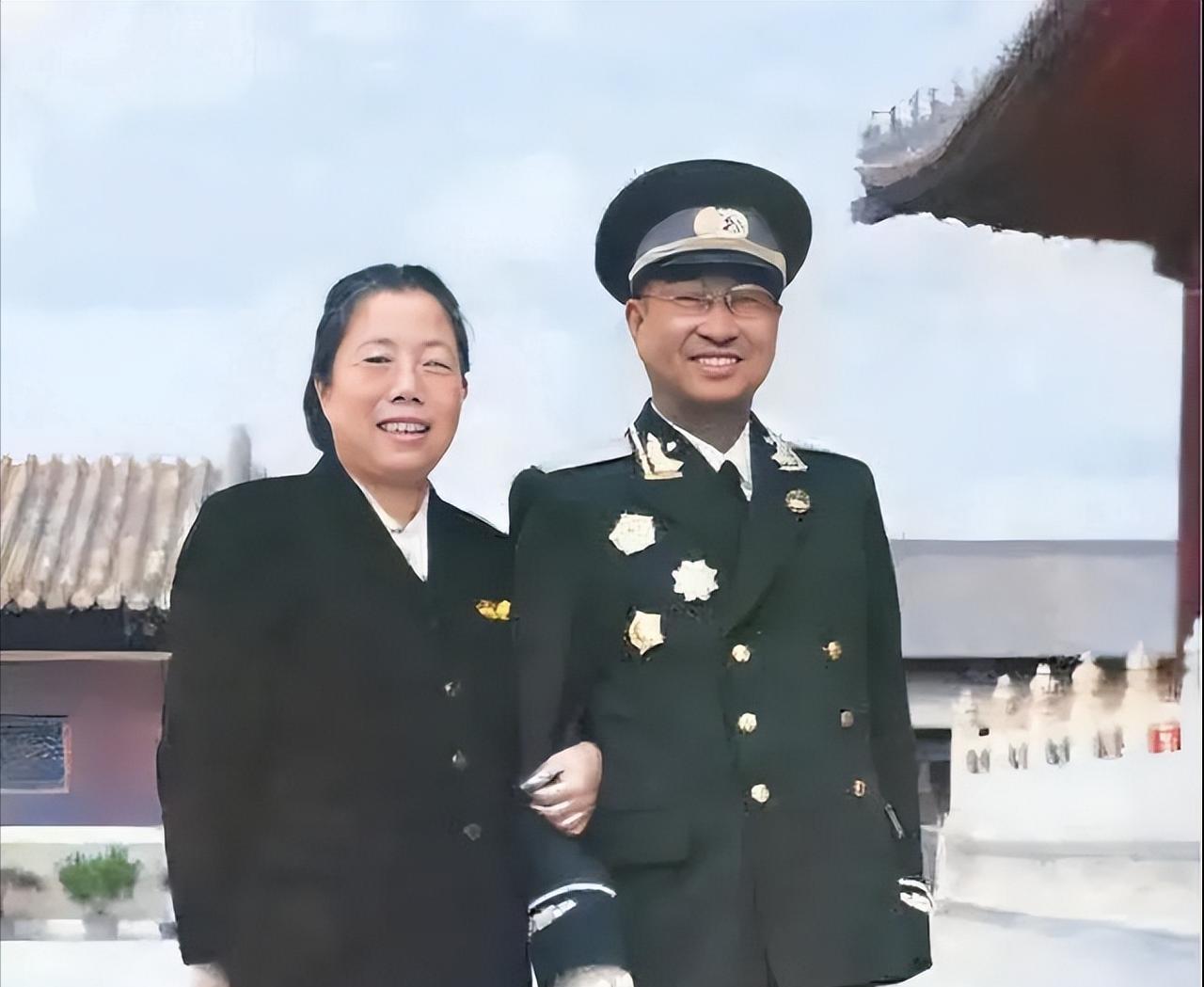 1955年9月27日，陈赓刚从紫光阁授衔仪式上走出来，没回家，也没去军队，只带着