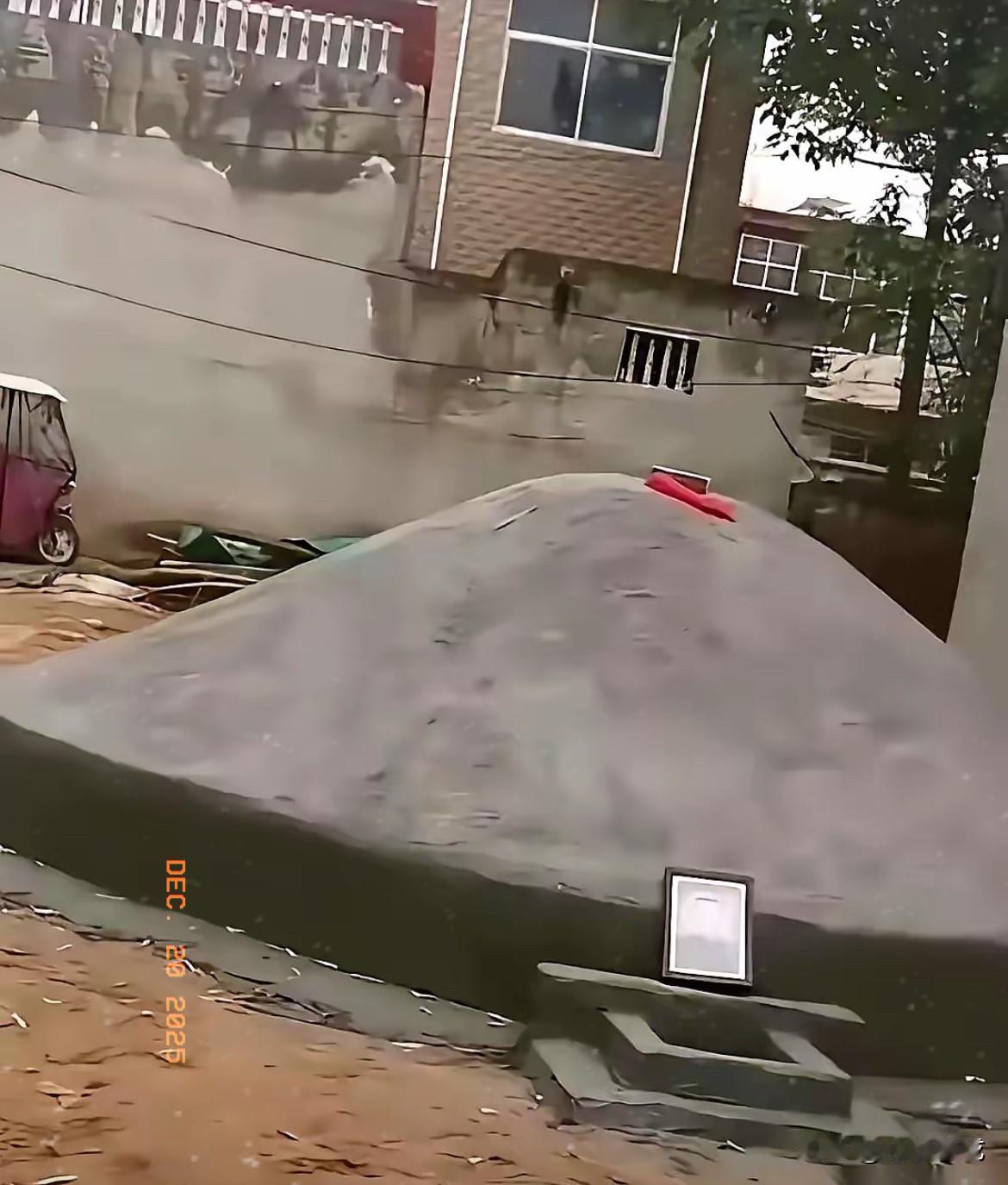 房子不让盖？那我直接把祖坟迁过来，立碑摆好，让列祖列宗陪着你！这位大哥的操作