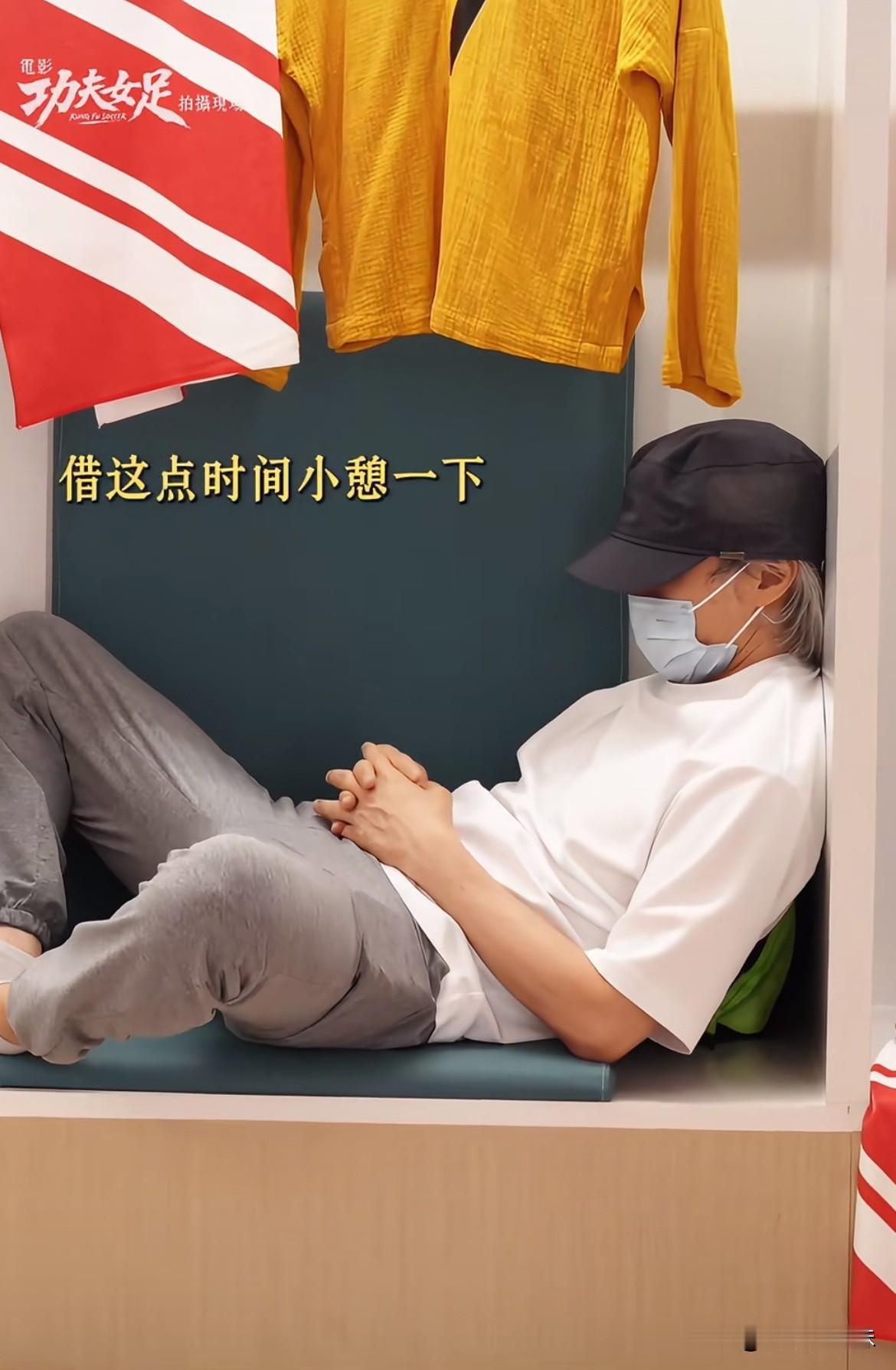 周星驰孤立无援！支持他的人全在内地，港圈有看他电影的吗？我挺好奇的，他这十几