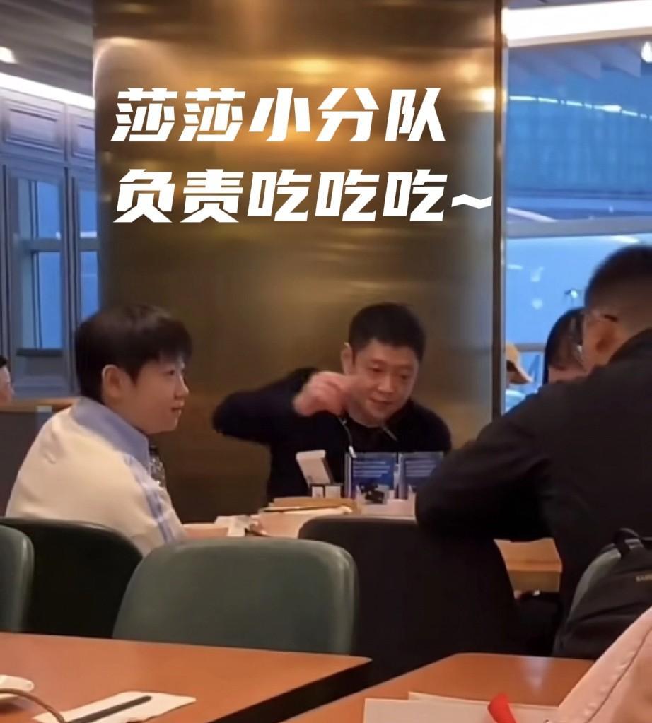 国乒队在香港转机去印度，莎莎小分队在快乐的吃吃吃~，看到翔哥在，好安心呢！楚钦