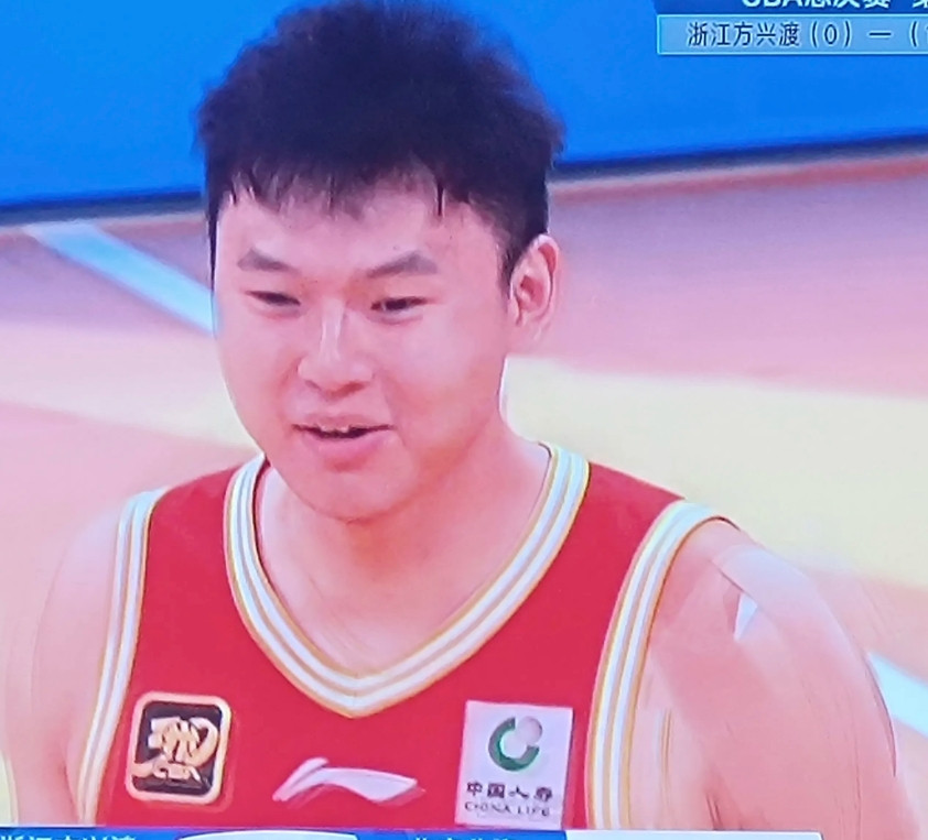 浙江男篮有个吴晓，会打球吗？总决赛第一场，就看到了这个小伙子，长得很壮实，一张
