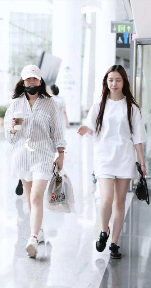 小四月，一件简单的长款白T普通蓝色牛仔短裤妈妈弄了那么多钱，没花在女儿身上一