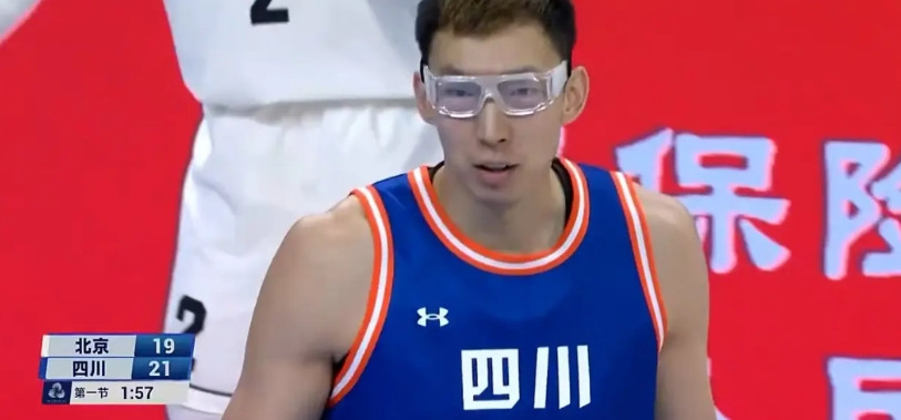 四川男篮挺进半决赛，一战让我看清了三个球员！1.王少杰。作为北京队唯一的内线，