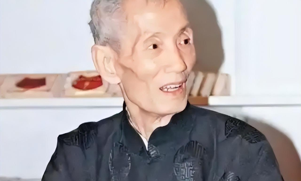 香港有个叫陈朗的风水师，2003年他最后的日子里，病房里挤满了人，都是身价过亿的