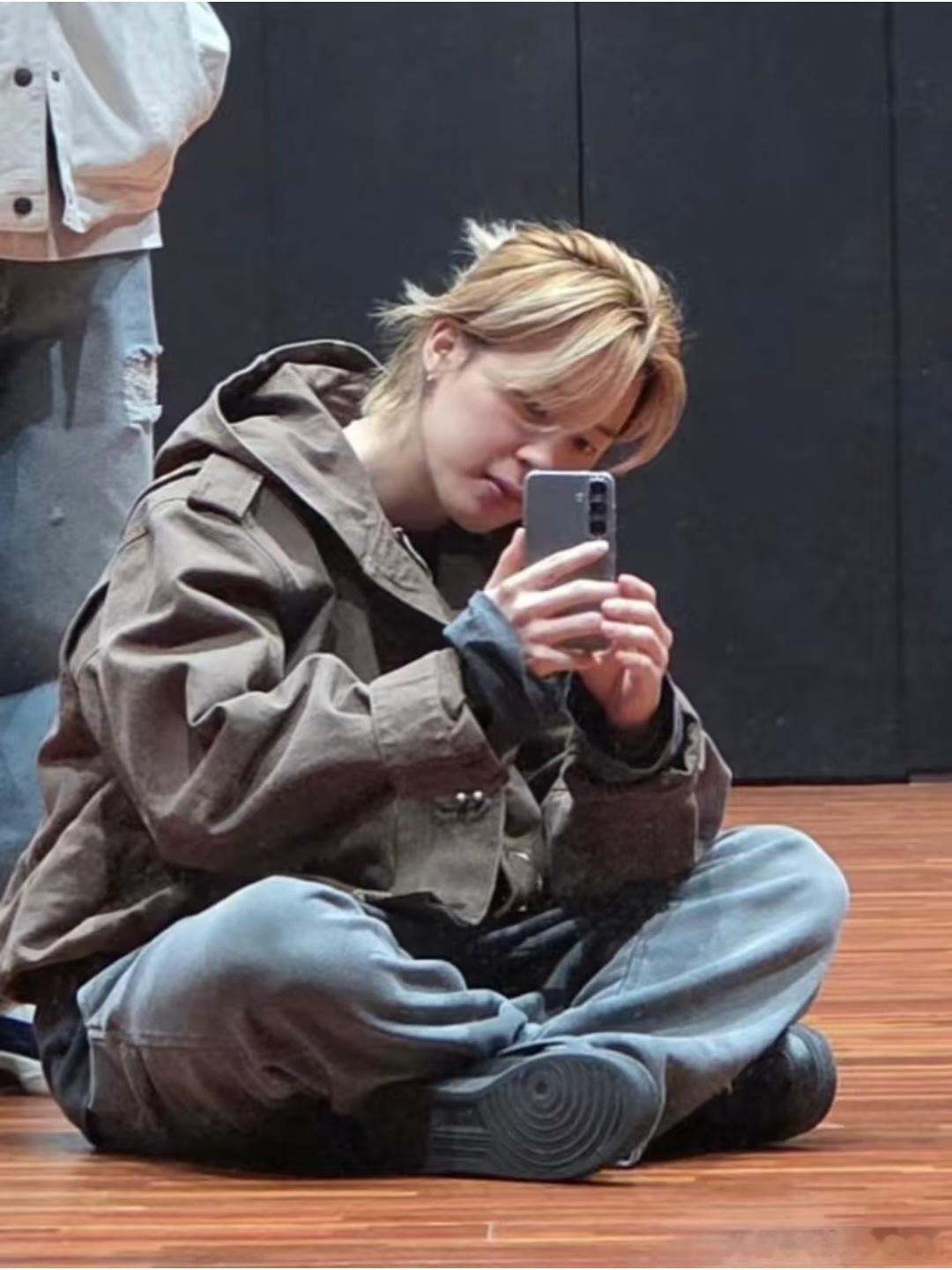 朴智旻练习室更新ig最近肯定又积攒了不少好东西，颜值巅峰了