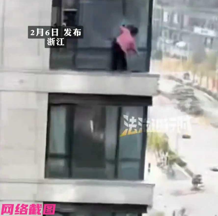 浙江杭州有男子在阳台上，看到外面层楼上有人在擦窗外玻璃，这可是几十层的楼面，男子