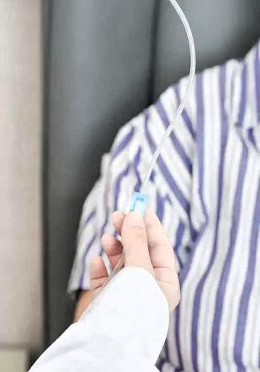 泪目了！一位网友分享说，他的同事肺癌晚期，家里备着100万治疗费。想着能尽力帮他