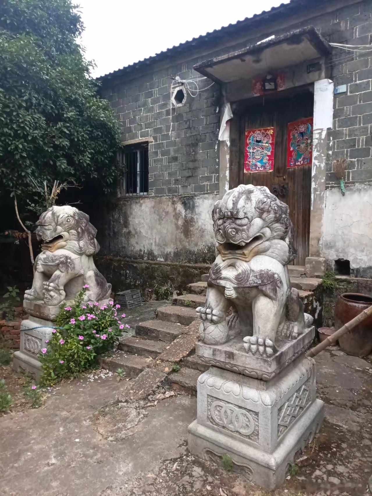 朋友说老家这对石狮子，是祖上流传下来的，至少有五百年了。因为儿子在省外工作，常年