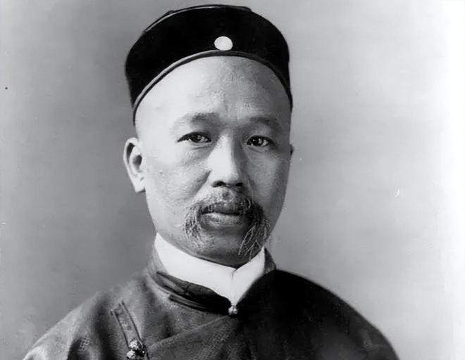 1927年，康有为正在青岛一家粤菜馆食物中毒，晚上时他夜观天象，突然独自大呼：“