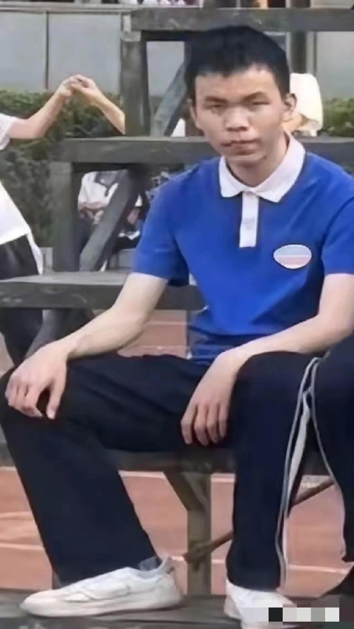 这就是凶手钟某的照片，虽然很模糊，但也能清楚的看出脸部轮廓以及深邃的眼神。说