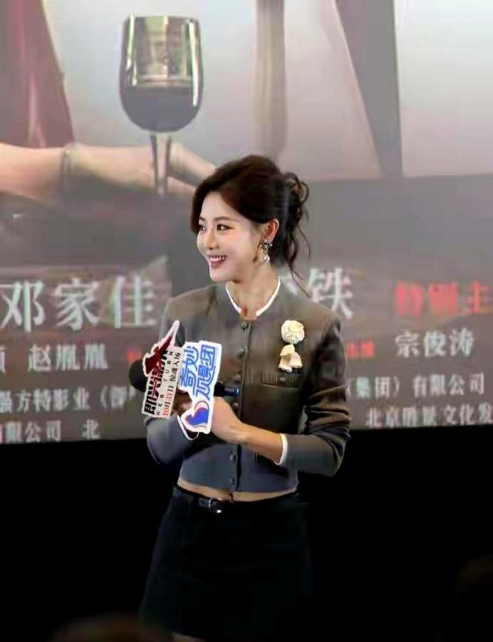 邓家佳的黑丝，根本不是穿给你看的。她一坐下，脚踝绷出那道弧线，全场导演的眼神都变