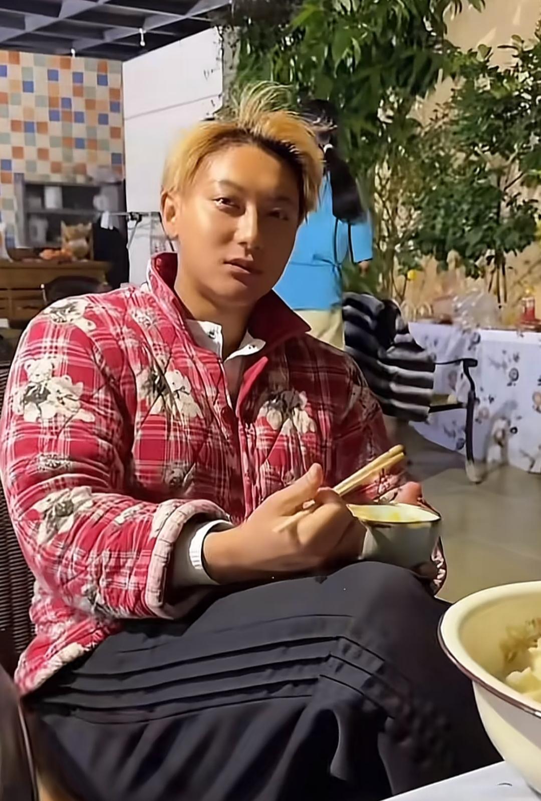 黄子韬穿上花睡衣，秒变四川好女婿，今年春节，黄子韬跟媳妇徐艺洋回四川老家过年