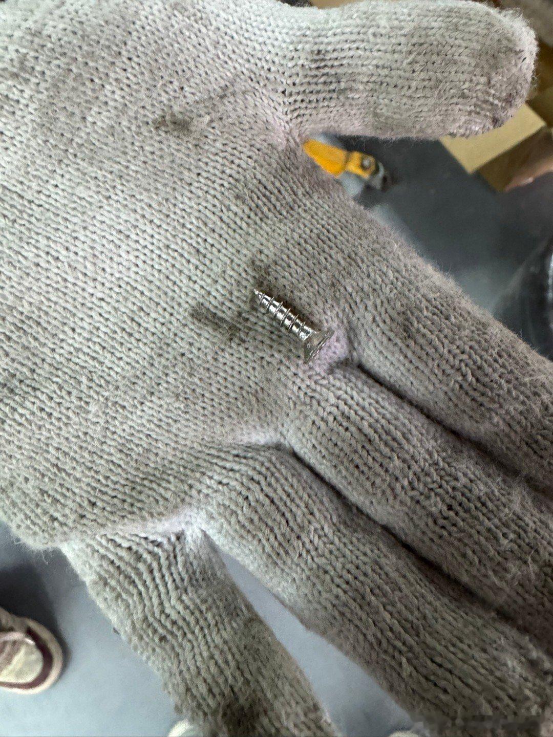 真的无语😓我的风云a9l轮胎又挂彩了，提车五个多月走在路上被扎了两次胎，我也