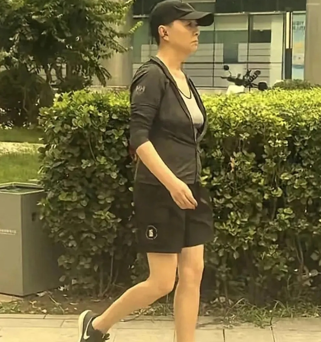 宋丹丹的随性和洒脱，不是一般明星能比的。她可以在大街上随意溜，不在乎任何喜欢她的