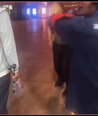 路人突遇冰雹想进大厅躲避，保安直接阻拦不让进入，路人女子见被拦，也是满脸陪笑，希