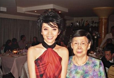 2003年，梅艳芳因病去世，留下2亿遗产，葬礼上，她的母亲覃美金哼着小曲，心想：