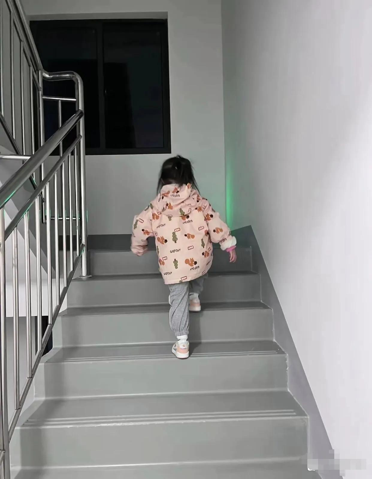 破防了！21楼女孩每天电梯按17楼，一句话让爸爸抱着痛哭，真相戳中千万家庭