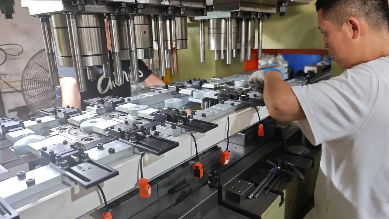发工资那天，三个工人堵在陈老板办公室：我做了8000个，你凭什么给我算6000？