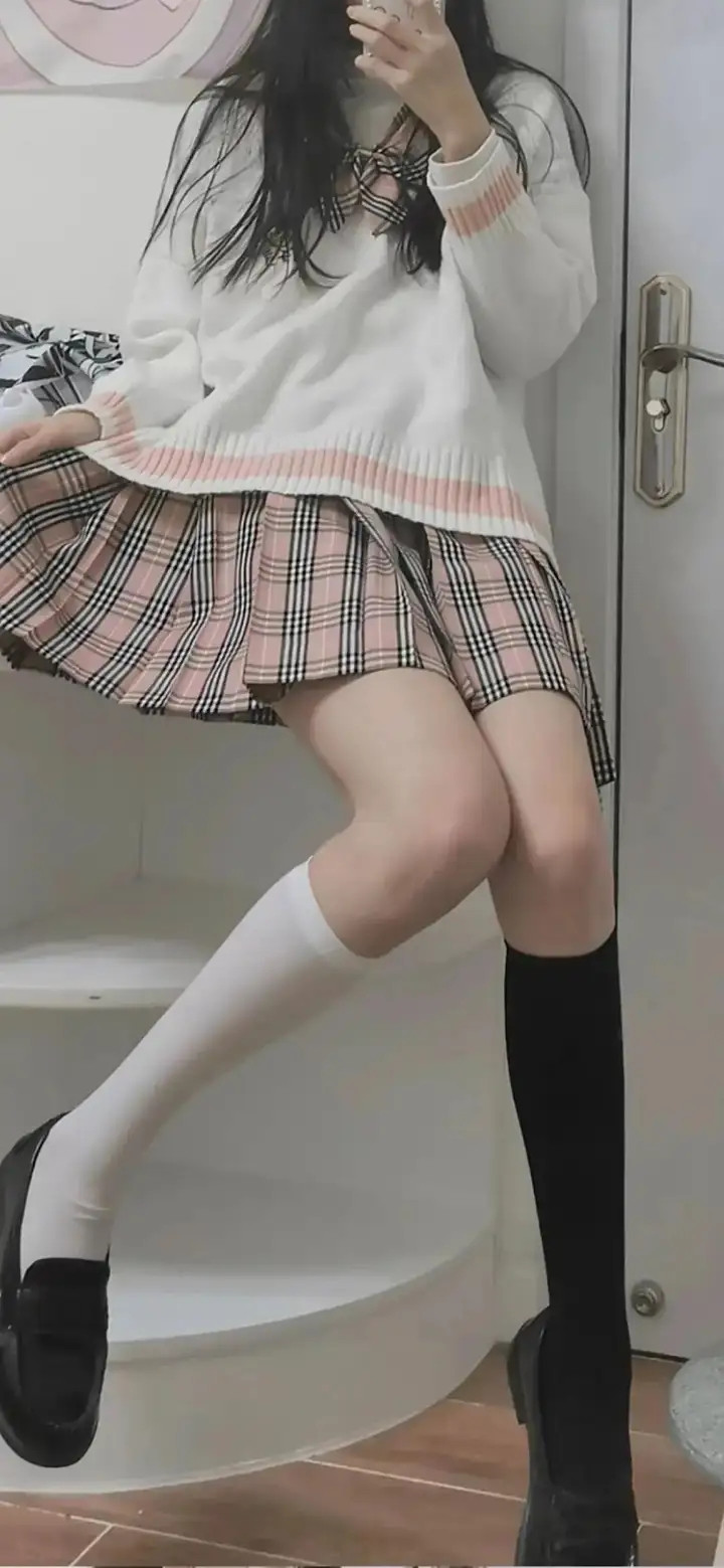 笑话：小男孩严重迟到，老师吼道：咋迟到这么多！小男孩泣不成声：我…我…爷爷～～老